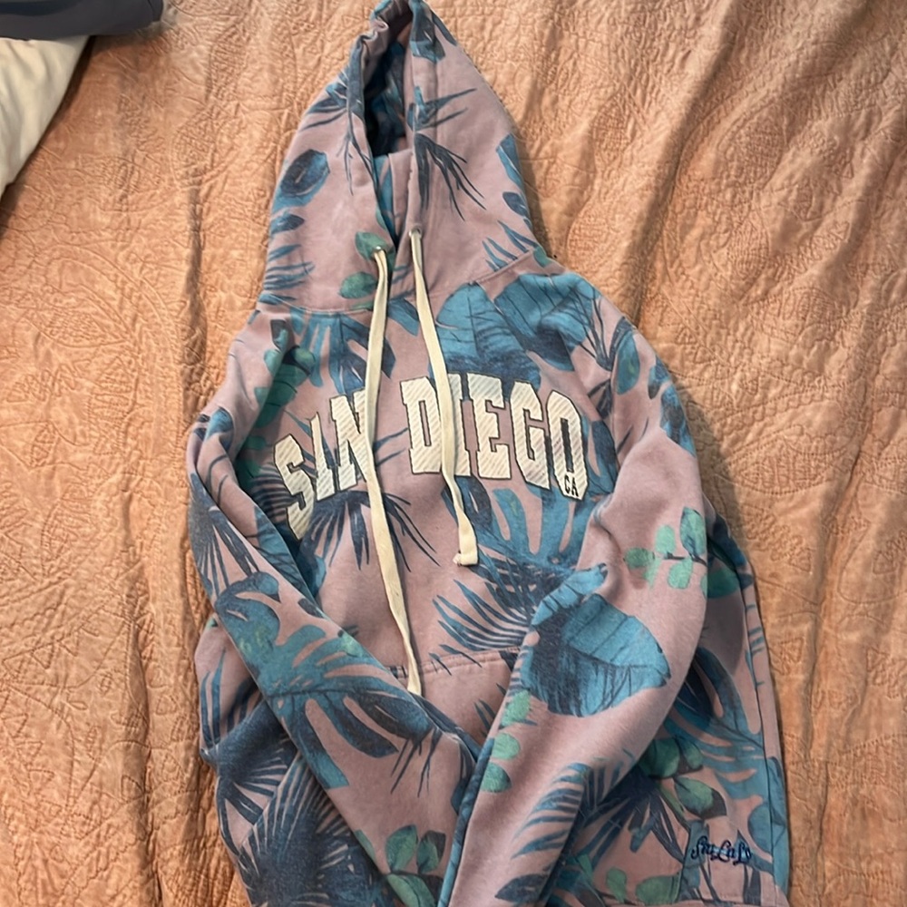 Beautiful sweatshirt that has plants on it